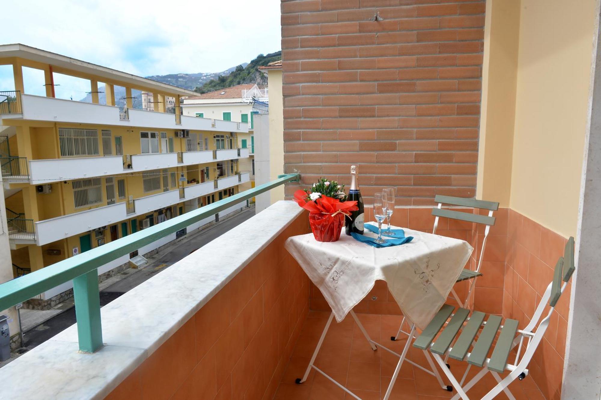 Charming Rooms Amalfi Coast Maiori Exterior photo